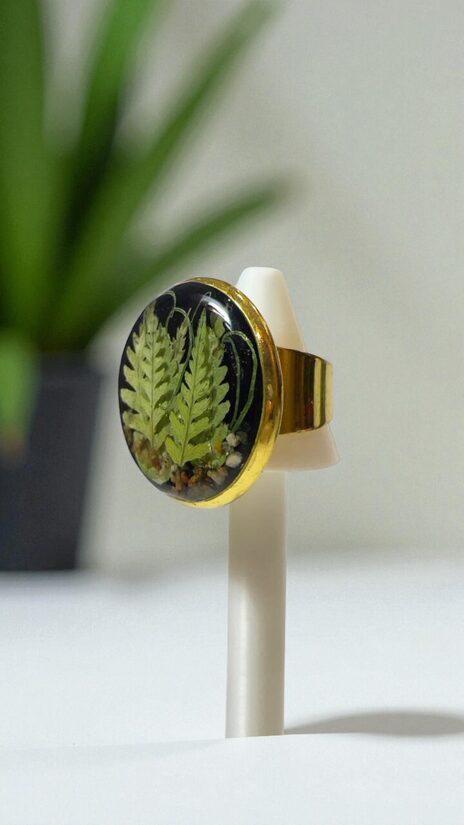 Melns gredzens ar papardi